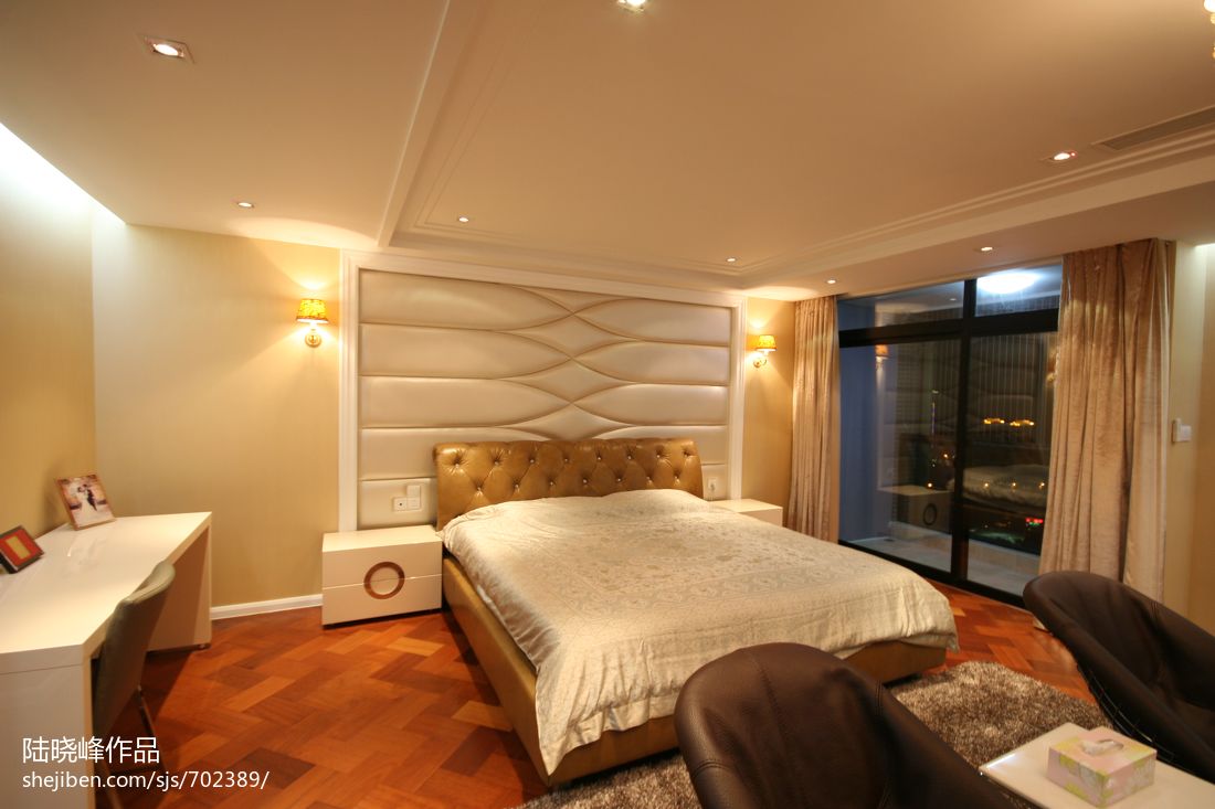珠海复式现代卧室床头皮质背景墙装修效果图