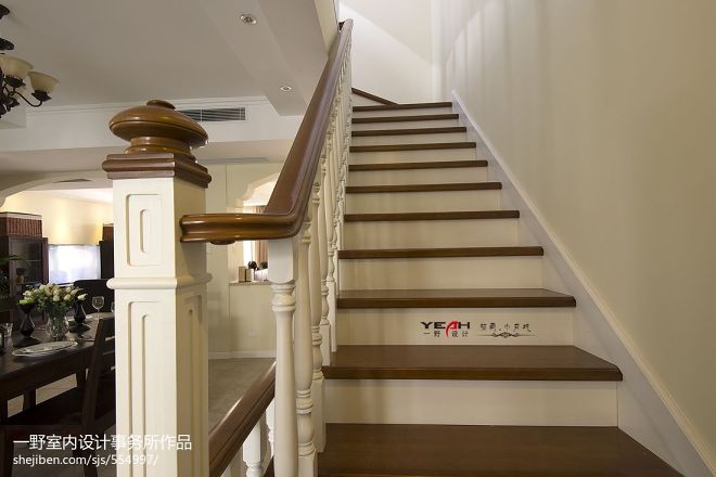 休闲美式整体实木楼梯装修效果图