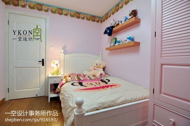 美式小面积儿童房墙上置物架装修设计效