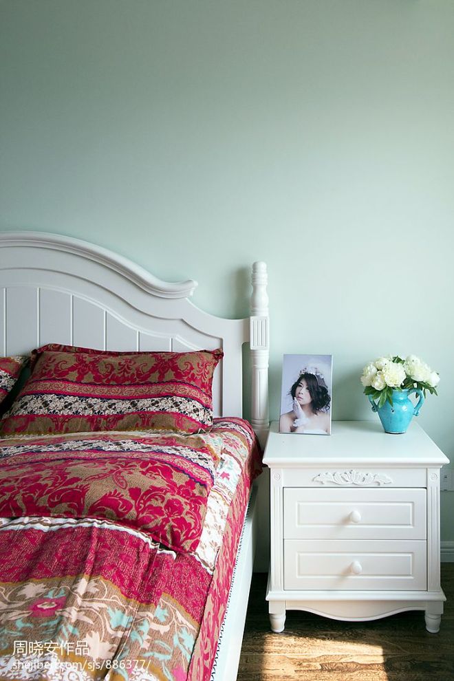 美式风格卧室床头柜装修效果图