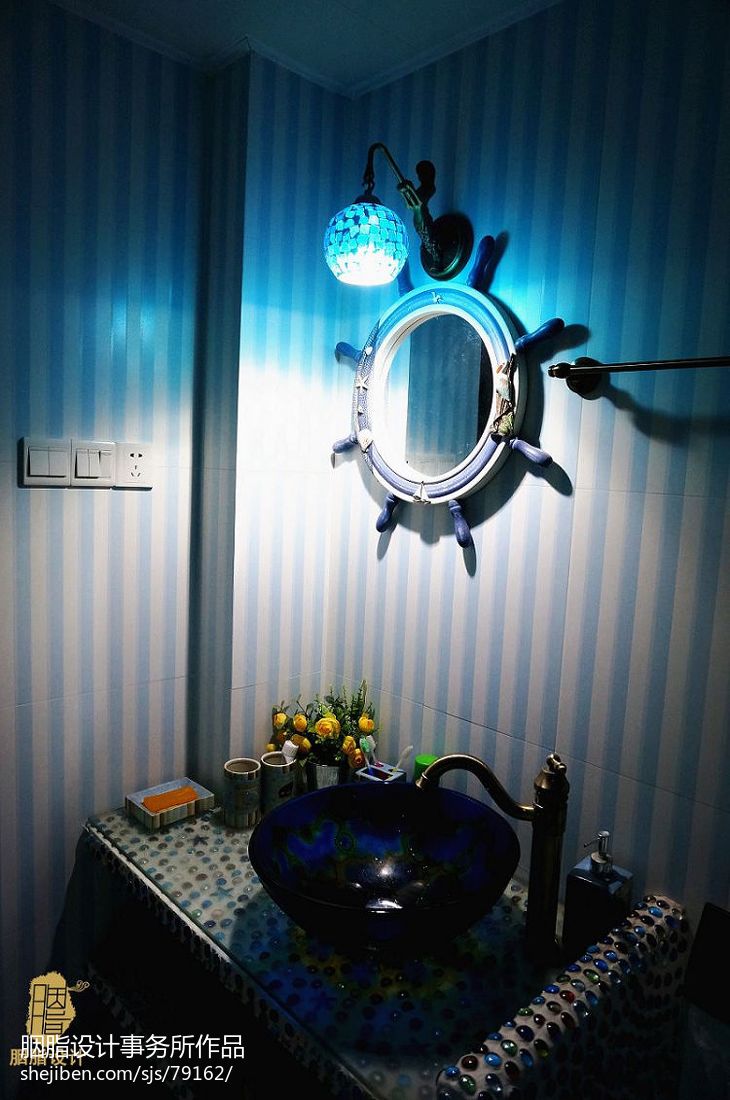 地中海风家装卫浴镜前灯瓷砖洗脸盆装修设计效果图