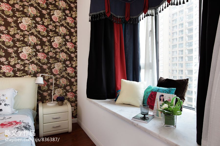 浅尝春色现代卧室窗帘壁纸装修设计效果图