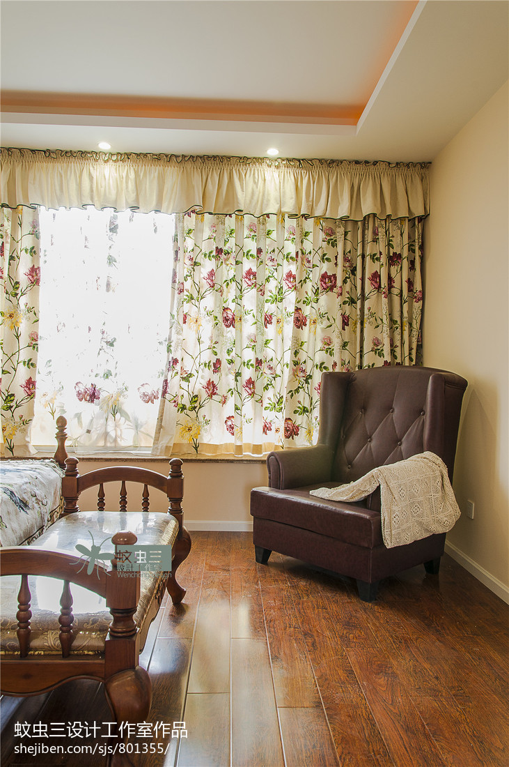 美式风格复式楼卧室窗帘装修图片