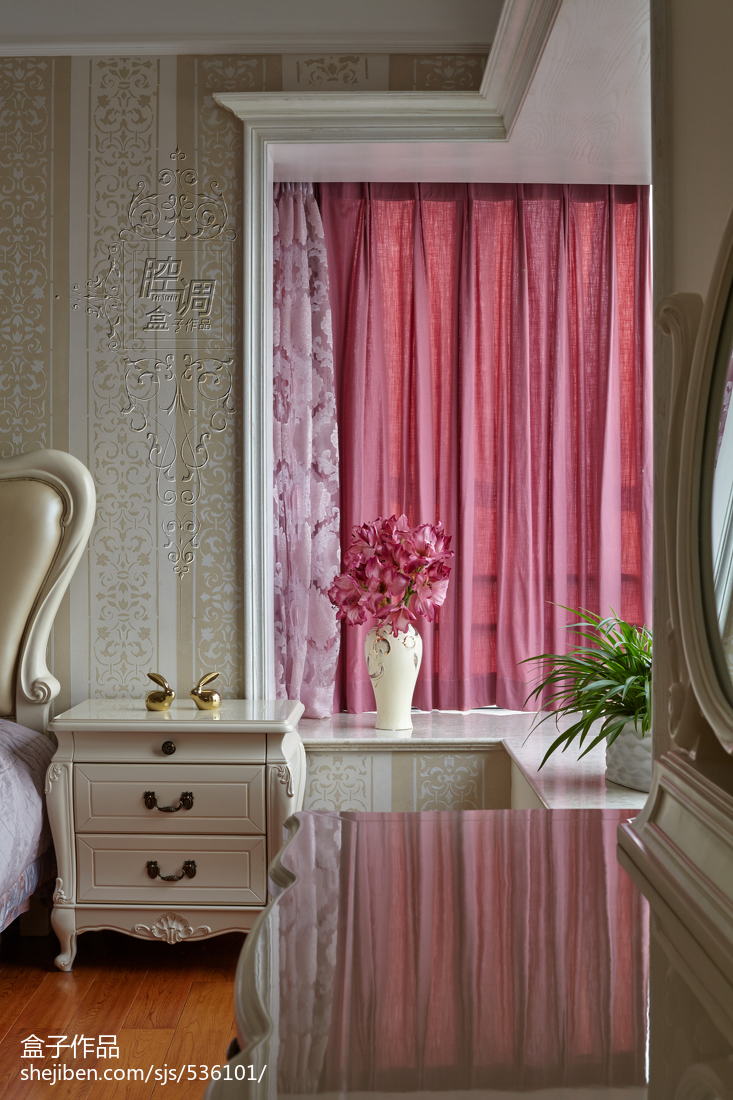 精致欧式卧室粉色窗帘效果图