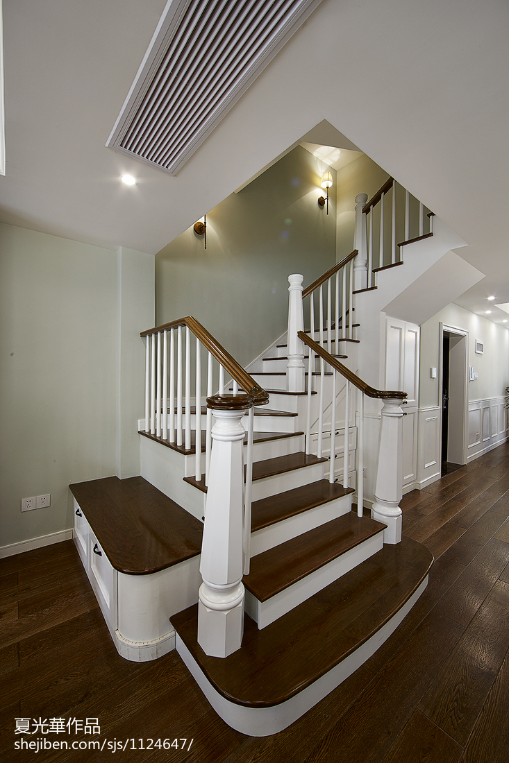 素颜简美复式楼梯装修效果图欣赏