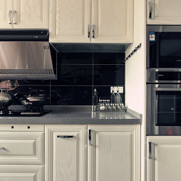 现代白色橱柜厨房装修设计