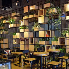 咖啡厅植物墙隔断设计