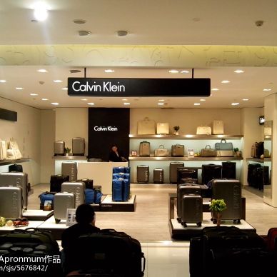 CavinKlein国内首家旅行箱包专卖店位于北京王府井大街银泰百货，通过时尚、精致、商务的空间设计来体现品牌的内涵。_2372477