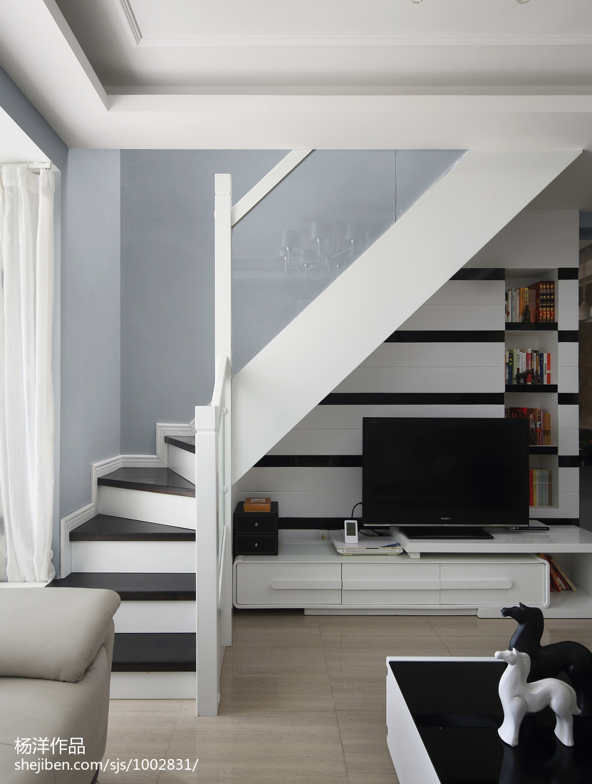 现代风白色楼梯设计