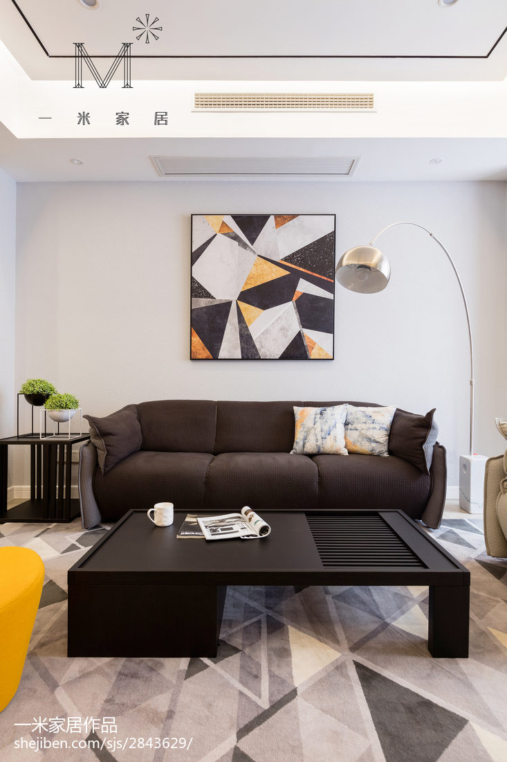 350 m² 现代台湾风客厅沙发设计图