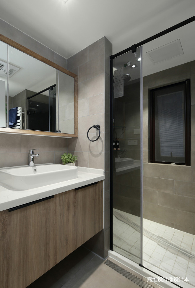 现代四居室卫浴设计图