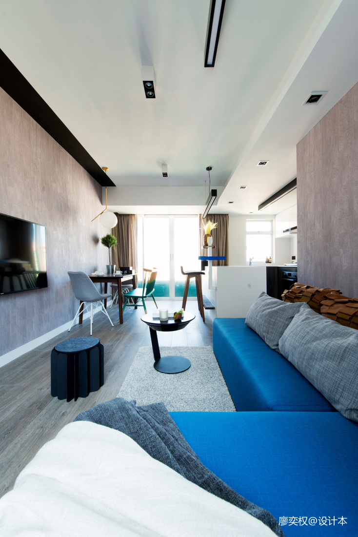 混搭香港太平山脚的蓝调空间客厅设计