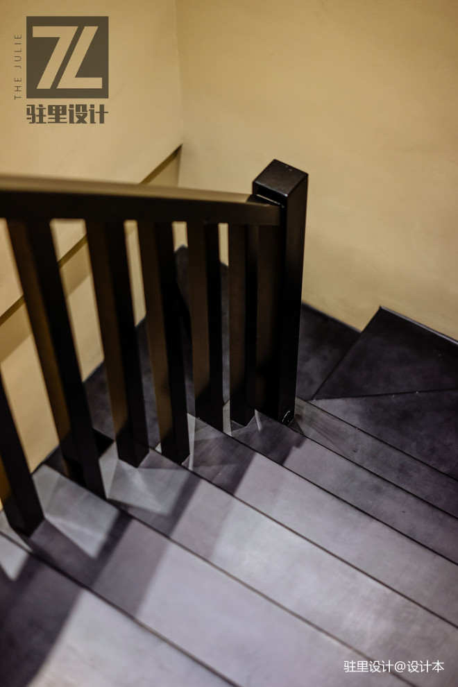 现代风格黑色楼梯设计图