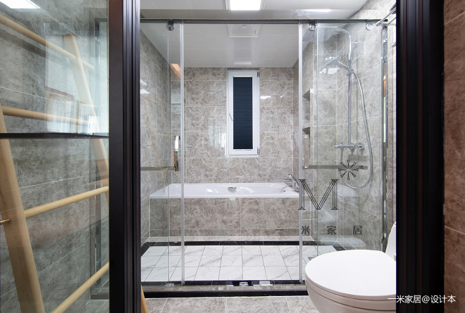 现代风格明亮浴室设计图
