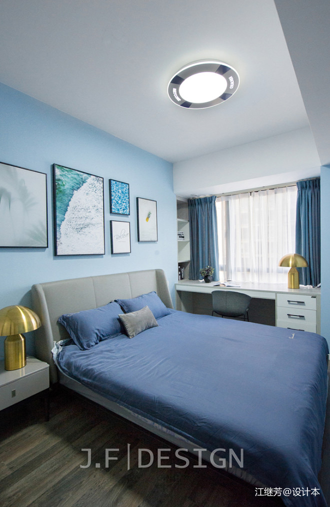 男孩房简洁干净,连排的书桌深蓝色的床品加上简约的吸顶灯,令房间除了