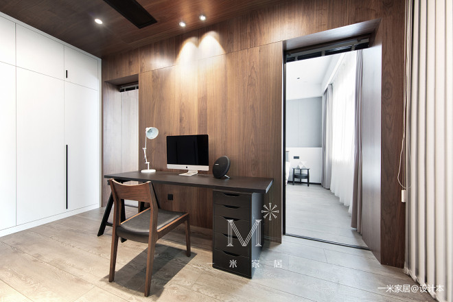 140m² 现代卧室书桌设计