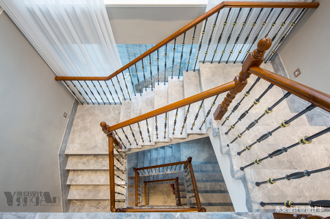 美式别墅楼梯设计图片