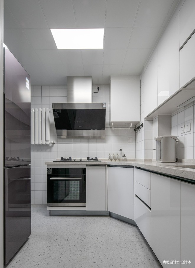 厨房图片——简单的色调，温暖的家