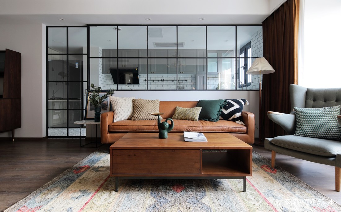 皮革、实木、复古绿-82平客厅图片