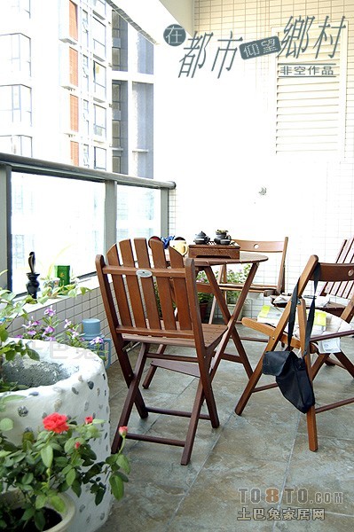 2013田园风格三居室种花休闲外阳台实木椅子桌子仿古地砖护栏装修效果图片