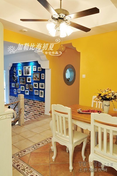 家装复式楼照片墙阁楼餐厅黄色墙面漆装修效果图