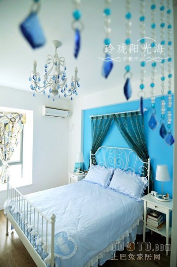 地中海风格卧室蓝色背景墙水晶吊灯卧室装修效果图