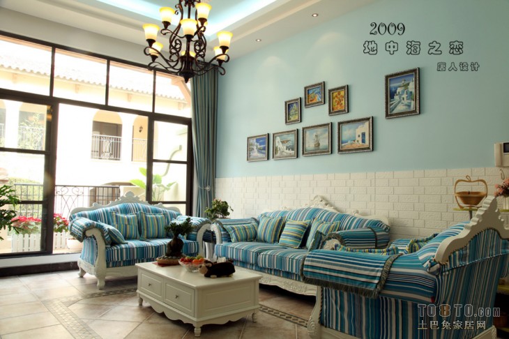 房屋客厅蓝色照片墙装修效果图