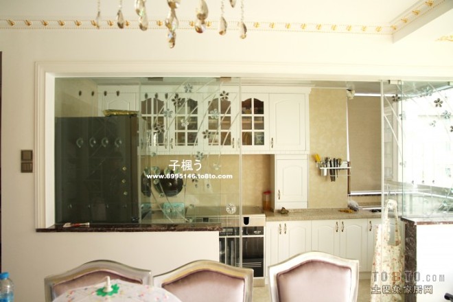 欧式厨房时尚玻璃隔断装修设计效果图