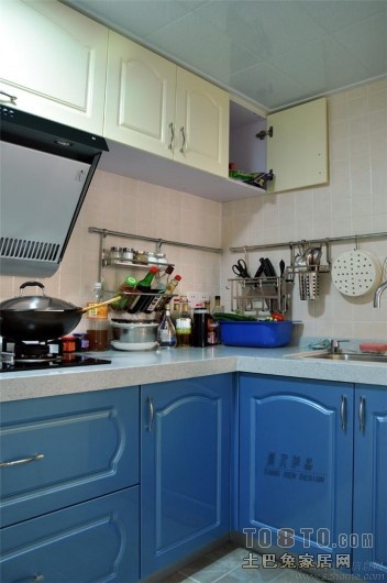 地中海风格小面积家居厨房蓝色橱柜装修效果图欣赏