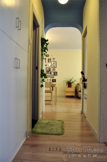 地中海风格三室一厅家装客厅过道组合柜装修效果图欣赏