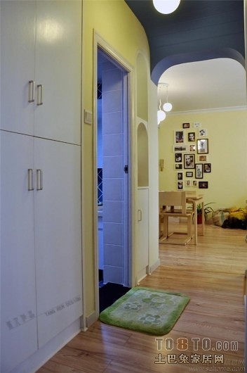 地中海风格三室一厅室内进门过道墙柜实木地板装修效果图