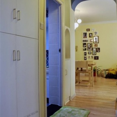 地中海风格三室一厅室内进门过道墙柜实木地板装修效果图