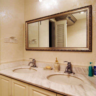 卫生间镜子位置图片