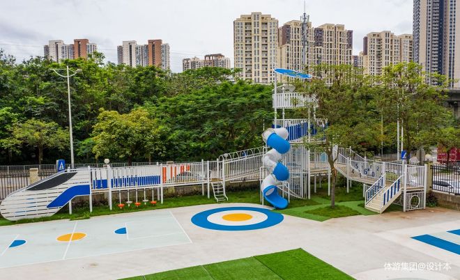 深圳市的幼儿园“高铁”主题游乐设备设